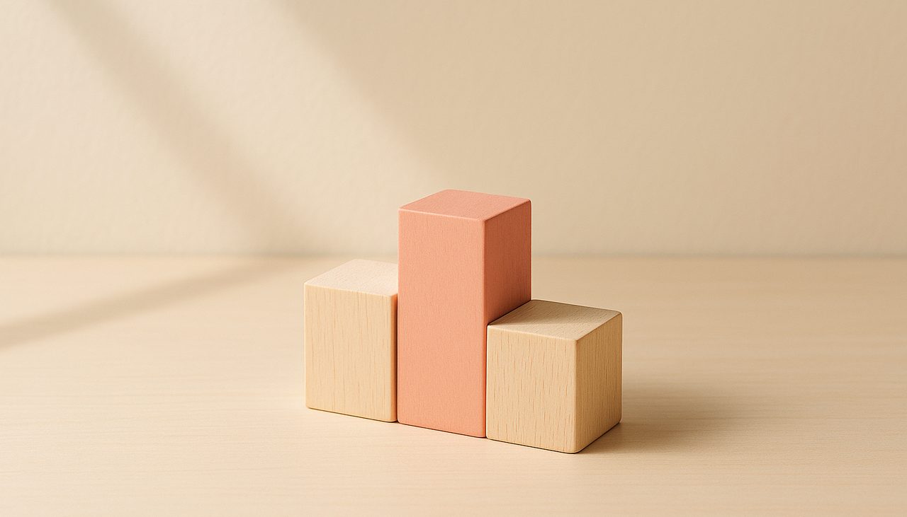 Un petit podium en bois sur un bureau clair, trois blocs de hauteurs différentes, illustration du classement des meilleurs CRM